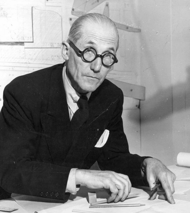 Le Corbusier diseñando