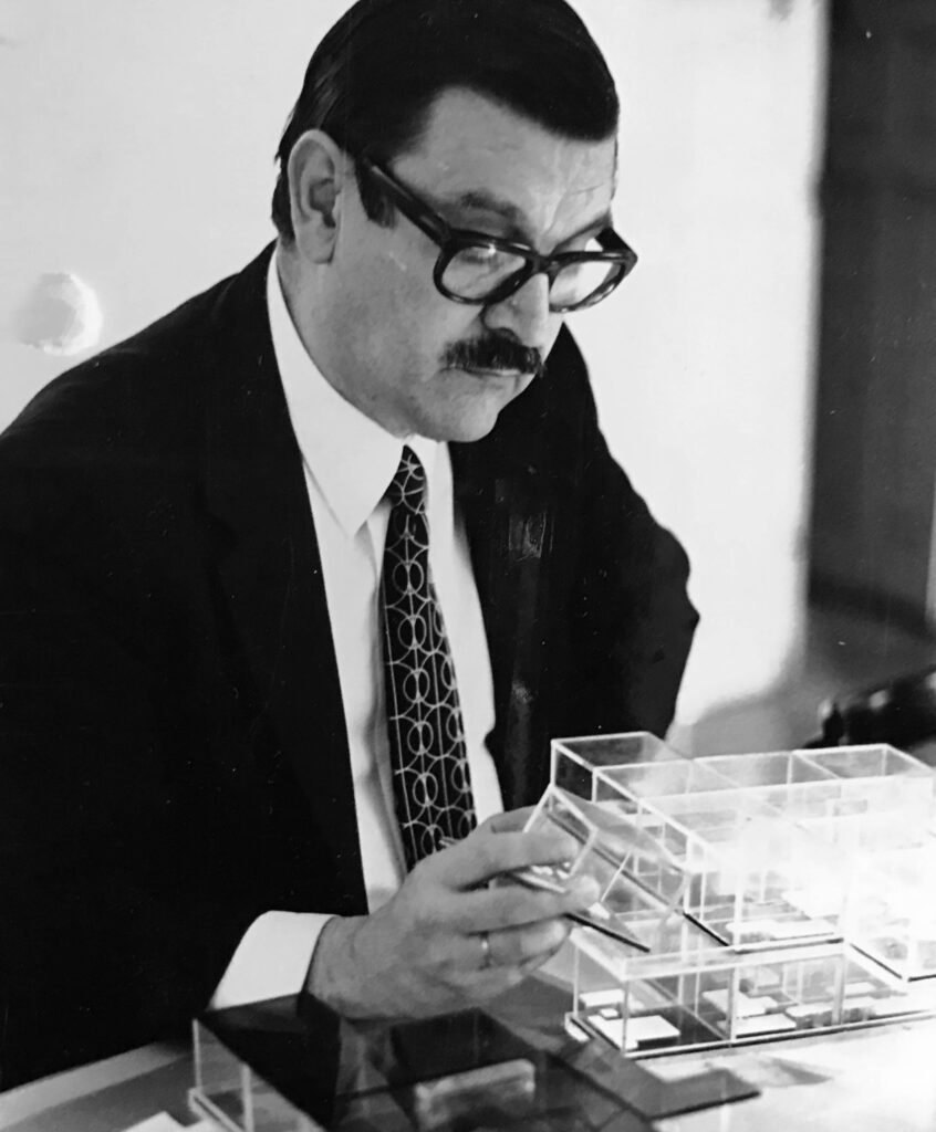 Rafael Leoz montando maqueta